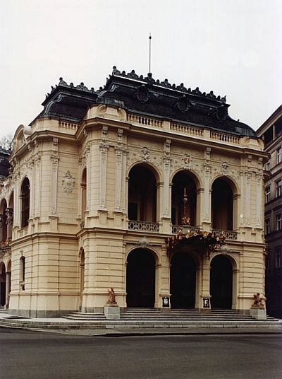 M�stsk� divadlo v Karlov�ch Varech - exteri�r. Kliknut�m zav�ete okno
